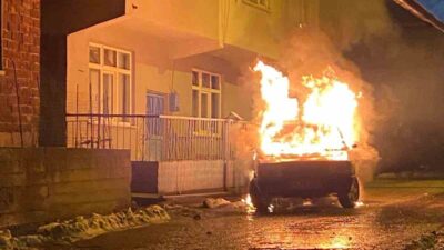 Karabük’ün Yenice ilçesinde park halindeki otomobil alevlere teslim olurken, yangın