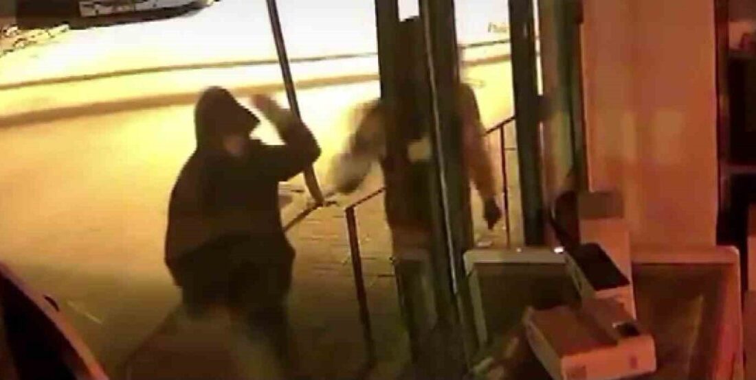 Adana’da bir telefoncunun camlarını parke taşıyla kırıp, tablet, telefon çalan