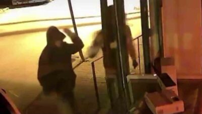 Adana’da bir telefoncunun camlarını parke taşıyla kırıp, tablet, telefon çalan