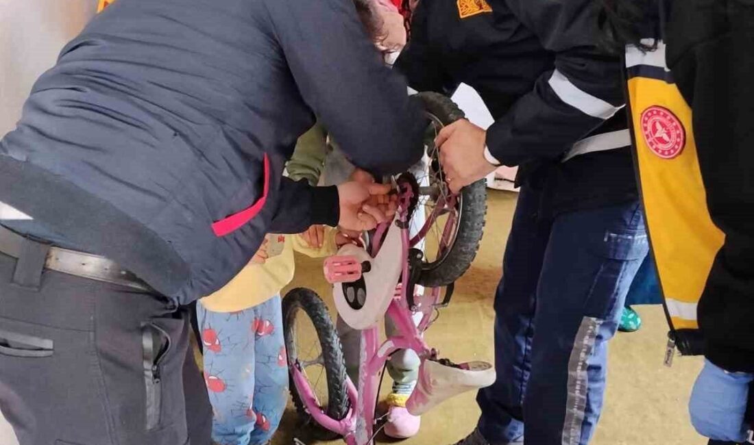 Çorum’un Alaca ilçesinde bisiklet zincirine parmağı sıkışan çocuk, itfaiye ekiplerinin