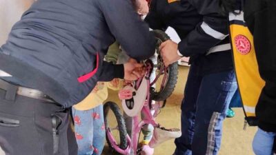 Çorum’un Alaca ilçesinde bisiklet zincirine parmağı sıkışan çocuk, itfaiye ekiplerinin