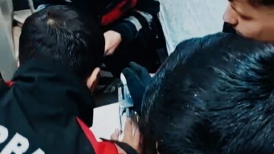 Diyarbakır’da parmağı zımbaya sıkışan gencin yardımına itfaiye personeli yetişti. Kayapınar