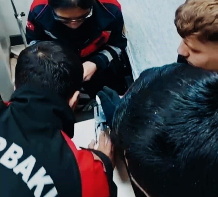 Diyarbakır’da parmağı zımbaya sıkışan gencin yardımına itfaiye personeli yetişti. Kayapınar