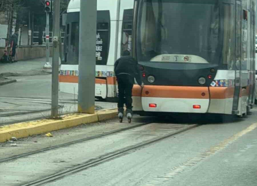 Eskişehir’de tramvayın arkasına tutunarak canını tehlikeye atan patenli çocuk, görenleri