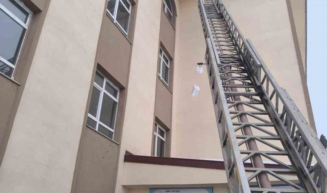 Patnos’ta son yılların en yoğun kar yağışının ardından çatılarda oluşan