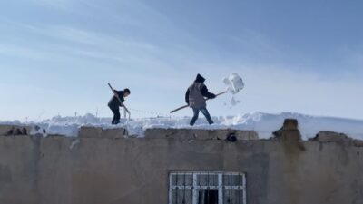 Ağrı’nın Patnos ilçesinde etkili olan yoğun kar yağışı ve dondurucu