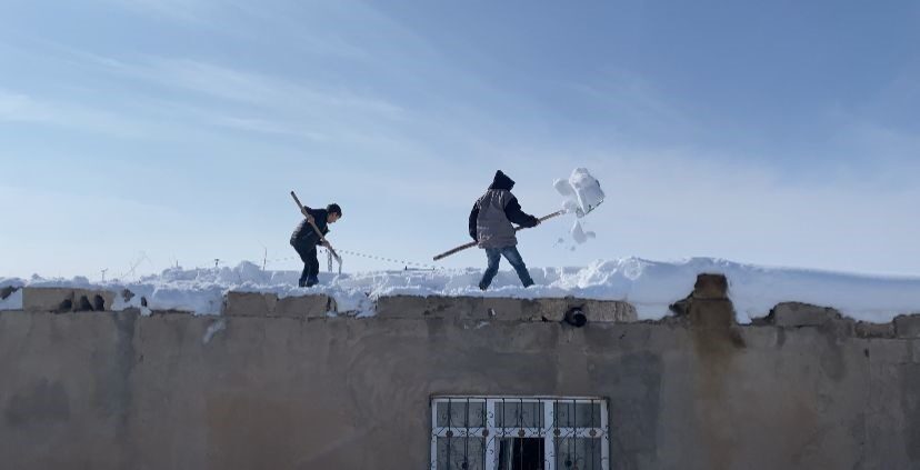 Ağrı’nın Patnos ilçesinde etkili olan yoğun kar yağışı ve dondurucu