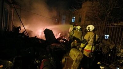 Hatay’da alevlere teslim olan hurdalık alandaki yangın çevreye sıçramadan söndürüldü.