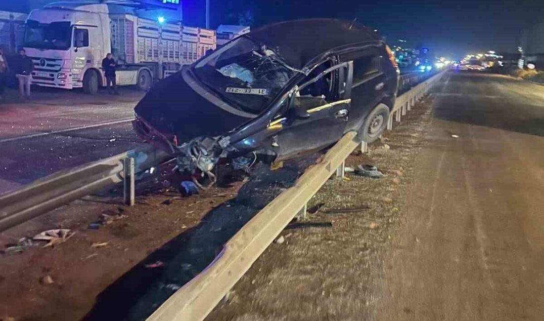 Hatay’da sürücüsünün kontrolünü kaybetmesiyle orta refüje çıkan otomobilin sürücüsü yaralandı.
