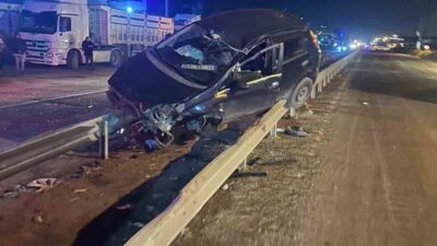 Hatay’da sürücüsünün kontrolünü kaybetmesiyle orta refüje çıkan otomobilin sürücüsü yaralandı.