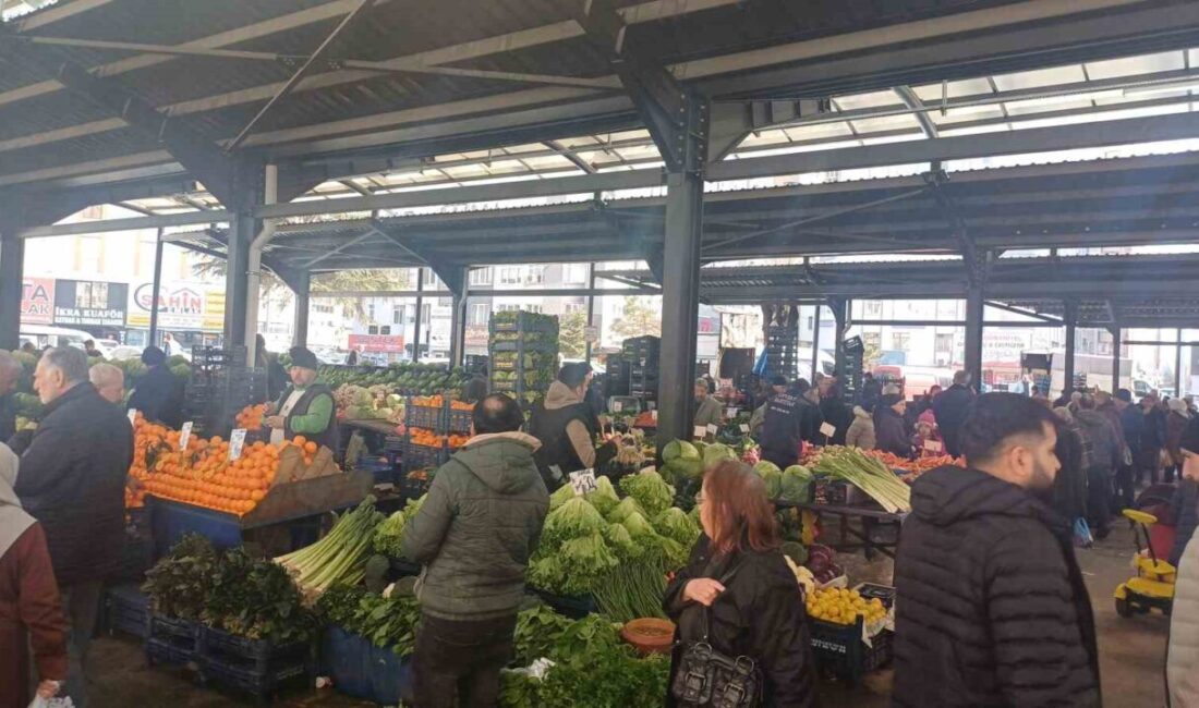 Kayseri’de semt pazarlarında haftanın zam şampiyonu artan fiyatıyla salatalık oldu.