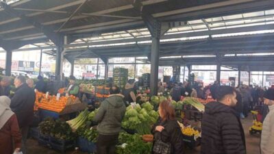 Kayseri’de semt pazarlarında haftanın zam şampiyonu artan fiyatıyla salatalık oldu.