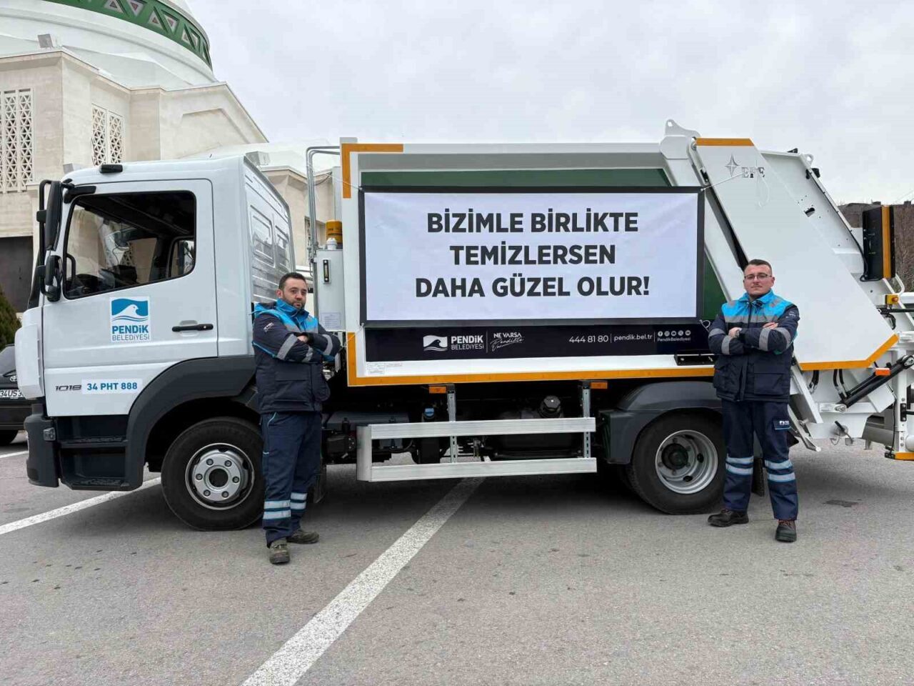 Pendik’te belediye filosuna kattığı yeni temizlik araçlarını farkındalık odaklı özel