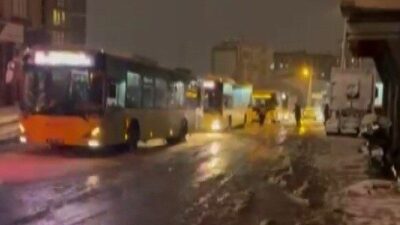 Pendik Belediyesi ekipleri yol açma ve kar küreme çalışmalarına devam