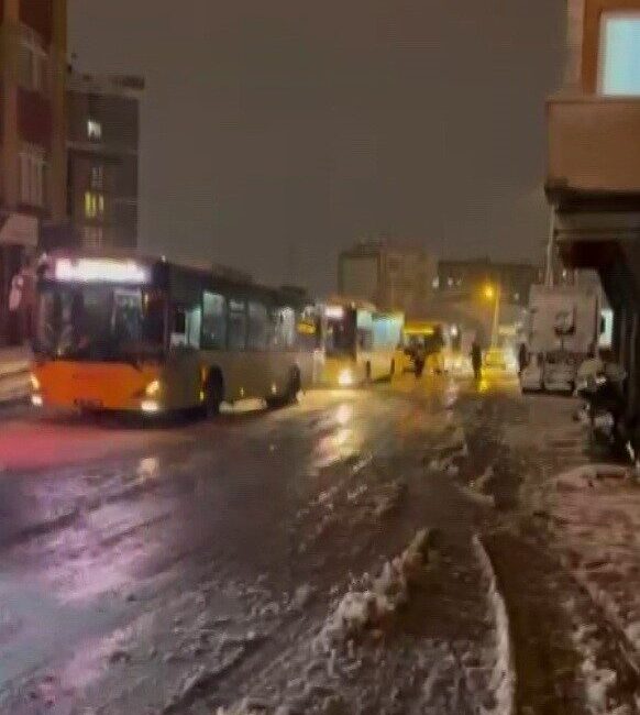 Pendik Belediyesi ekipleri yol açma ve kar küreme çalışmalarına devam