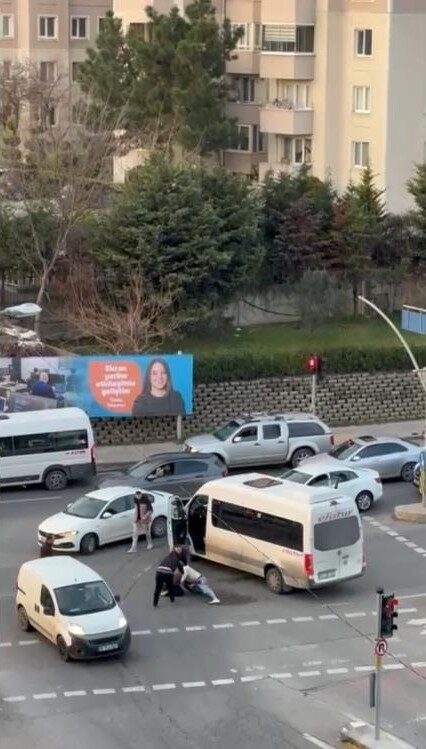 Pendik’te kırmızı ışıkta bekleyen iki sürücü arasında yol verme meselesi