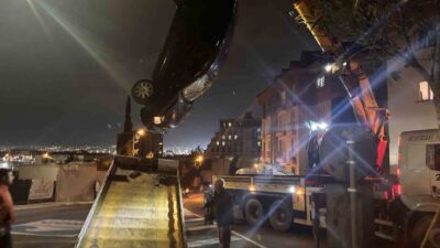 Pendik’te kontrolden çıkan otomobilin istinat duvarından apartman bahçesine düştüğü kazada