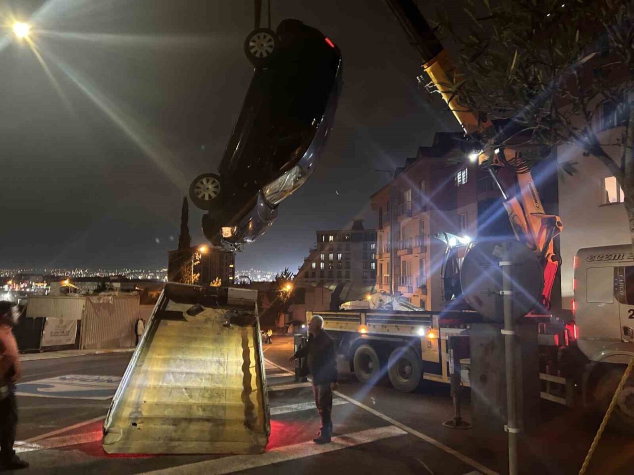 Pendik’te kontrolden çıkan otomobilin istinat duvarından apartman bahçesine düştüğü kazada