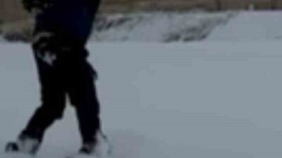 Kapadokya’da kar kartpostallık görüntüler sunarken bazı vatandaşlar, peri bacaları arasında