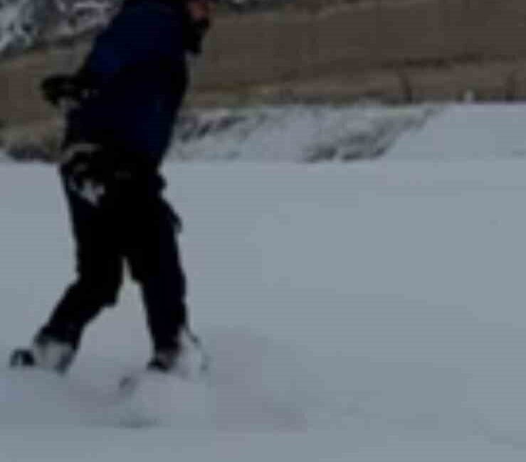Kapadokya’da kar kartpostallık görüntüler sunarken bazı vatandaşlar, peri bacaları arasında