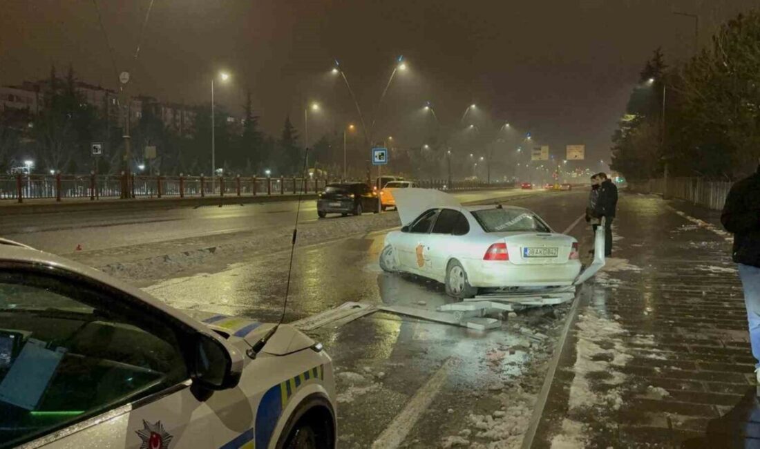 Kayseri’nin Kocasinan ilçesinde sürücüsünün direksiyon hakimiyetini kaybettiği otomobil refüjden uçarak,