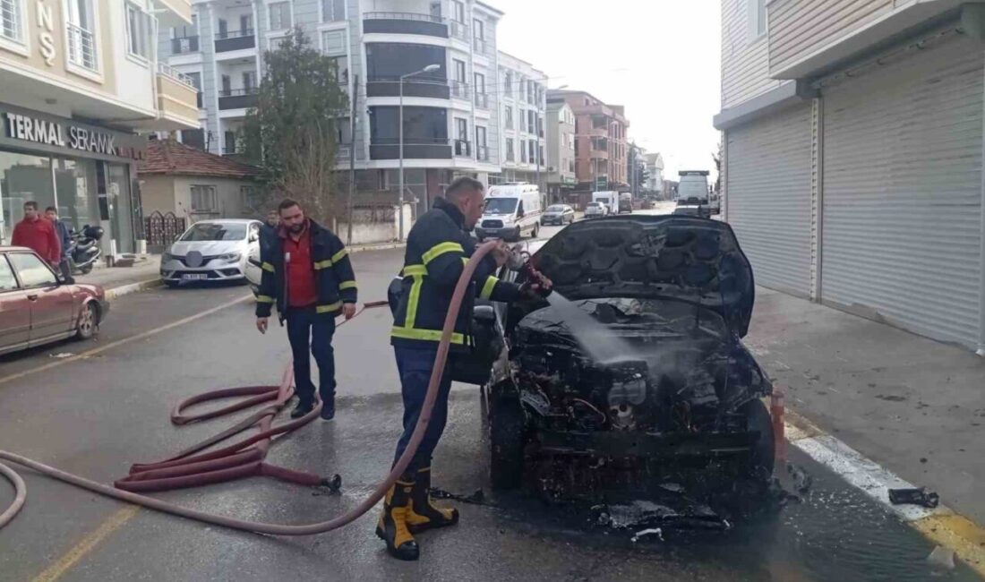 Kırklareli’nin Pınarhisar ilçesinde park halindeyken motor kısmından alev alan otomobil,