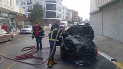 Kırklareli’nin Pınarhisar ilçesinde park halindeyken motor kısmından alev alan otomobil,