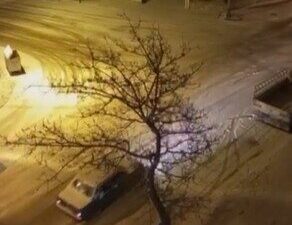 Ankara’nın Polatlı ilçesinde şiddetli kar yağışı nedeniyle yollar adeta buz