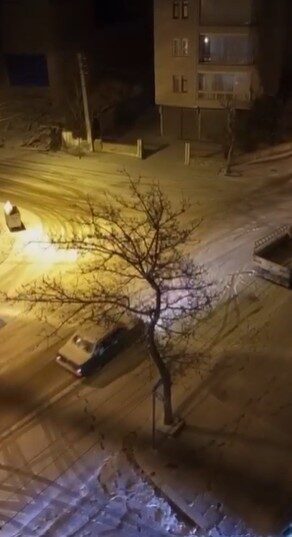 Ankara’nın Polatlı ilçesinde şiddetli kar yağışı nedeniyle yollar adeta buz