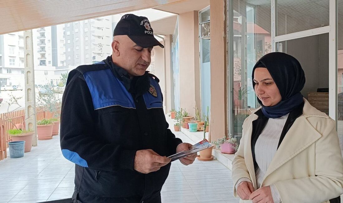 Adana’nın Kozan ilçesinde polis ekipleri vatandaşlara yönelik “güvenli hayat” bilgilendirmesi