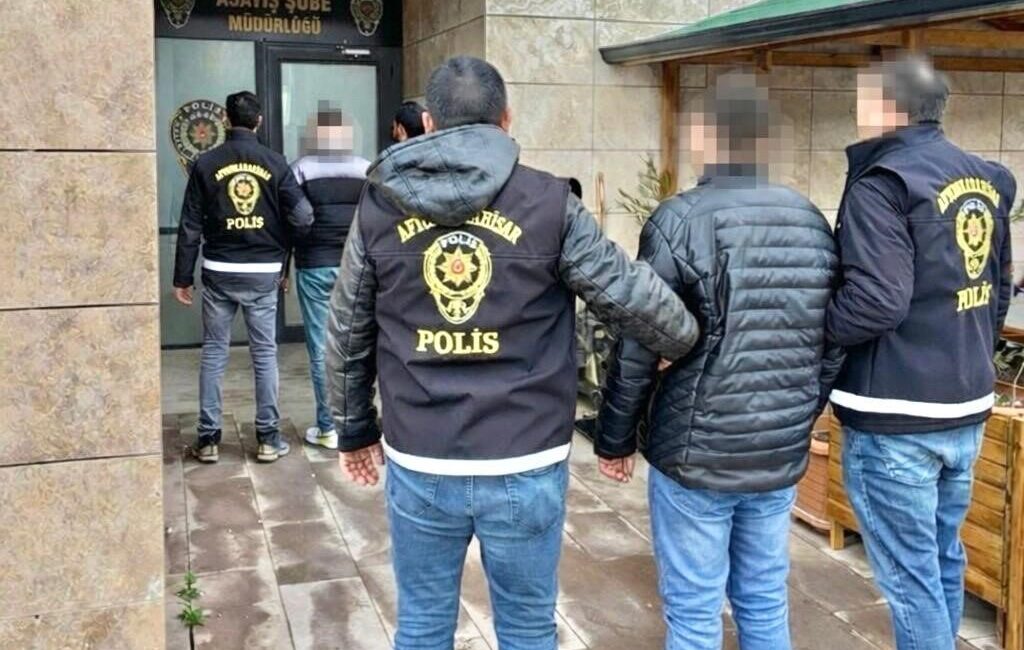 Afyonkarahisar’da farklı hapis cezaları ile aranan iki şahıs polisin başarılı