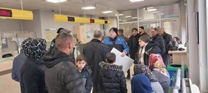 Eskişehir’de polis ekipleri, dolandırıcılık olaylarıyla ilgili vatandaşlara yüz yüze bilgilendirmede