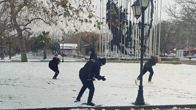 Tekirdağ’ın Süleymanpaşa ilçesinde kar yağışının ardından beyaza bürünen sahil alanında