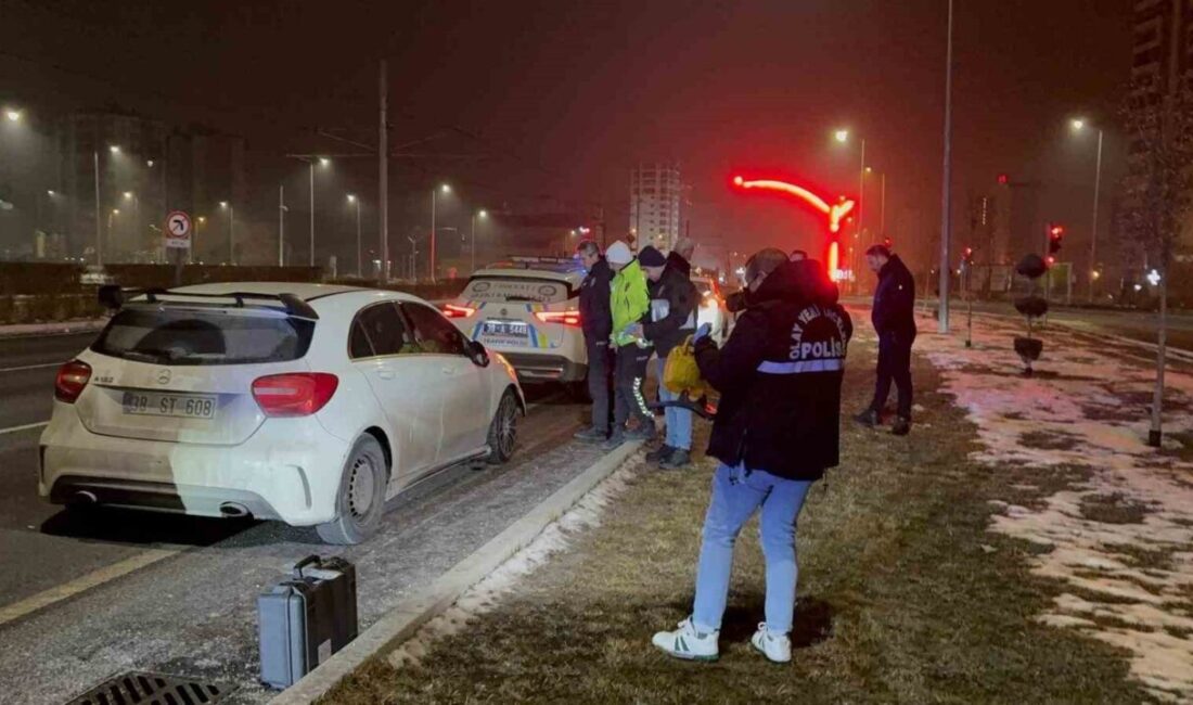 Kayseri’nin Melikgazi ilçesinde araç inceleyen polise ve bir vatandaşa çarpıp
