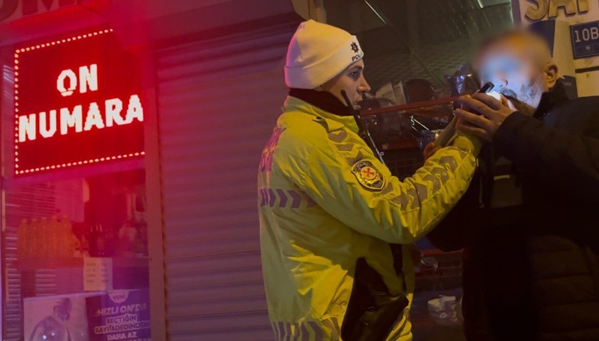 Tekirdağ Çorlu’da çevirmeye giren alkollü sürücünün uyanıklığı polise sökmedi. Alkolmetreyi