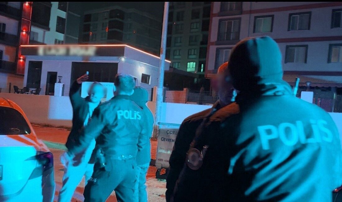 Tekirdağ’ın Çorlu ilçesinde asayiş ekiplerine yakalanan alkollü sürücü ve yanında