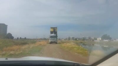 İzmir’de polisin uygulama noktasında durdurduğu ve kimlik ibraz etmeyerek araçtan