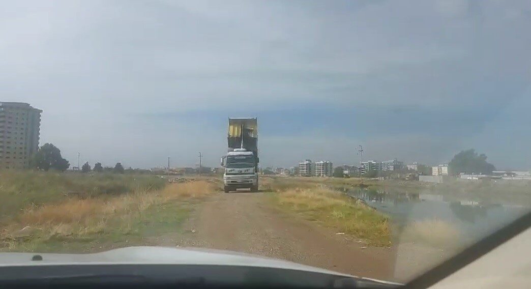 İzmir’de polisin uygulama noktasında durdurduğu ve kimlik ibraz etmeyerek araçtan