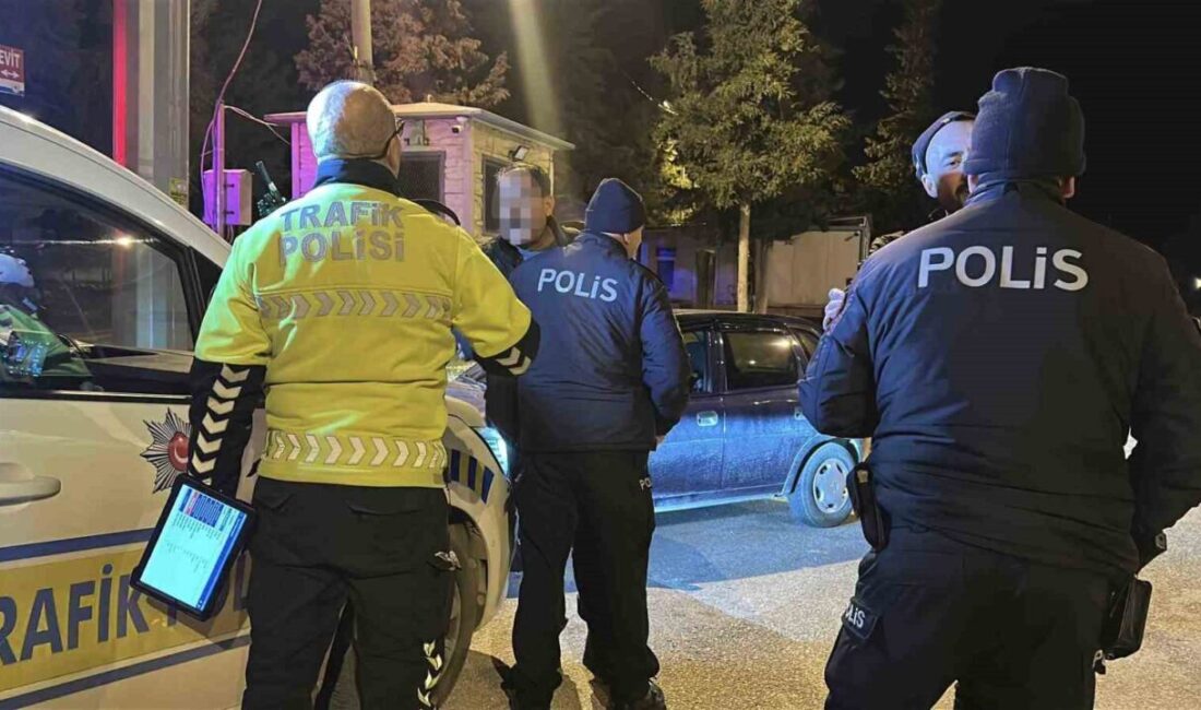 Burdur’da uygulama noktasında durdurulan alkollü sürücü, polis ekiplerine zor anlar