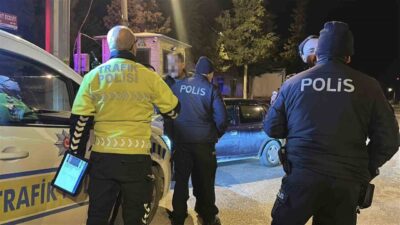 Burdur’da uygulama noktasında durdurulan alkollü sürücü, polis ekiplerine zor anlar