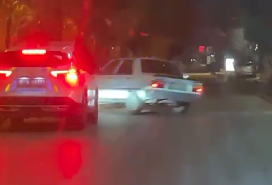 İzmir’in Bornova ilçesinde polisin ’dur’ ihtarına uymayarak kaçmaya çalışan otomobil