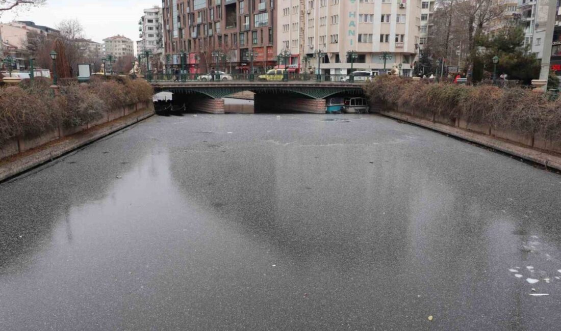 Eskişehir’de Porsuk Çayı’nın buz tutan yüzeyindeki atık maddeler kötü görüntü