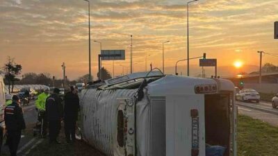 Aydın’ın Sultanhisar ilçesinde portakal işçilerini taşıyan servis minibüsünün buzlanma sebebiyle