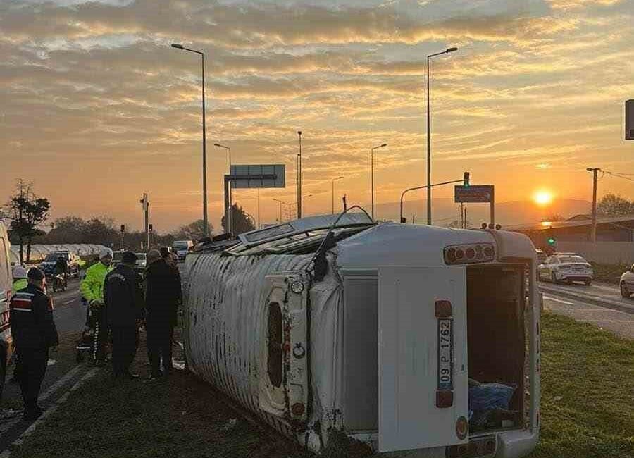 Aydın’ın Sultanhisar ilçesinde portakal işçilerini taşıyan servis minibüsünün buzlanma sebebiyle