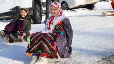 Sivas’ta bir köyde daha öncesinde poşet ve leğen ile kayan