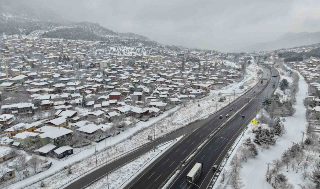 Adana’nın Pozantı ilçesi kar yağışıyla birlikte beyaza büründü. İlçede dün