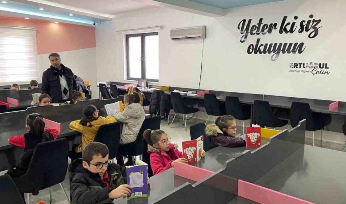 Pursaklar Belediyesi tarafından hizmete sunulan Yunus Emre Millet Kıraathanesi, kitap