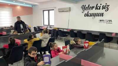 Pursaklar Belediyesi tarafından hizmete sunulan Yunus Emre Millet Kıraathanesi, kitap