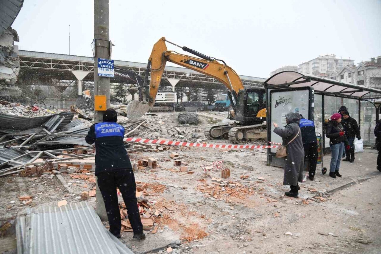 Pursaklar Belediyesi Zabıta Müdürlüğü ekipleri, ilçe genelinde denetimlerini aralıksız sürdürüyor.