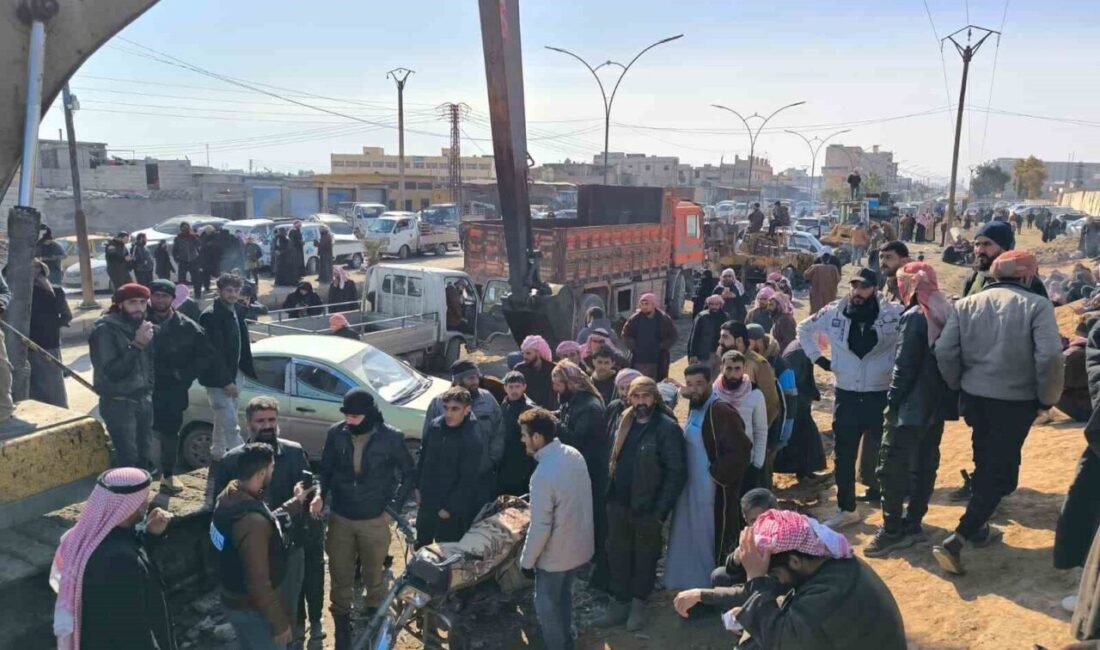 Suriye’nin Rakka kentinde aileler, El-Aktan Cezaevi yakınlarında terör örgütü PKK/YPG’nin